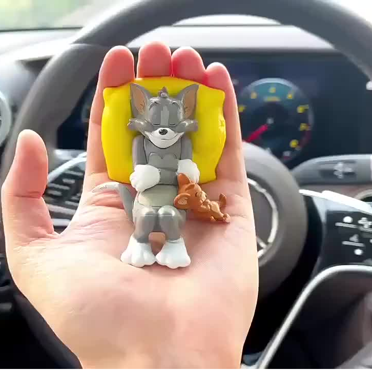 CarCharm 1+1 GRATIS: Tom En Jerry Speels Dashboard Ornament