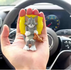 CarCharm 1+1 GRATIS: Tom En Jerry Speels Dashboard Ornament