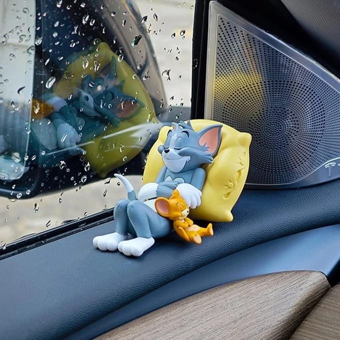 CarCharm 1+1 GRATIS: Tom En Jerry Speels Dashboard Ornament